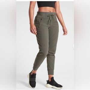 Athleta Women’s Trekkie North Joggers, size 8 in Mountain Olive